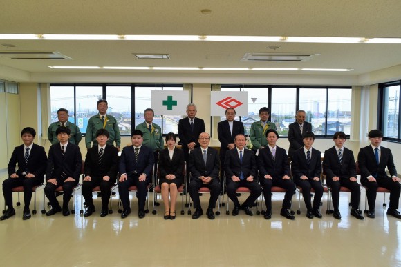 R4 入社式 集合写真 (2)jpeg